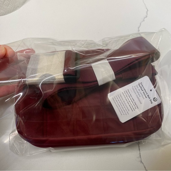 LULULEMON 1L QUILTED VELOUR BELT/CROSSBODY BAG IN WINE BERRY - Picture 10 of 10